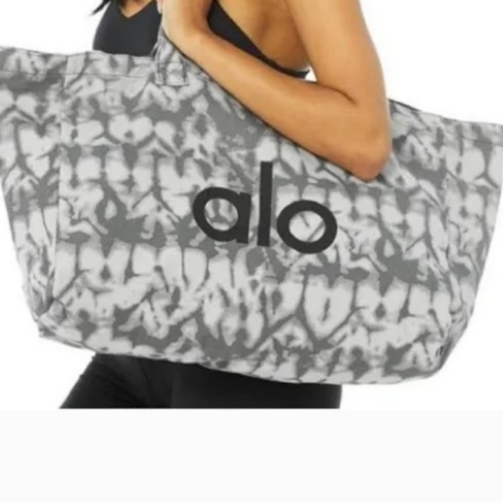 EUC TIC TOK ALO YOGA TOTE - Picture 2 of 2